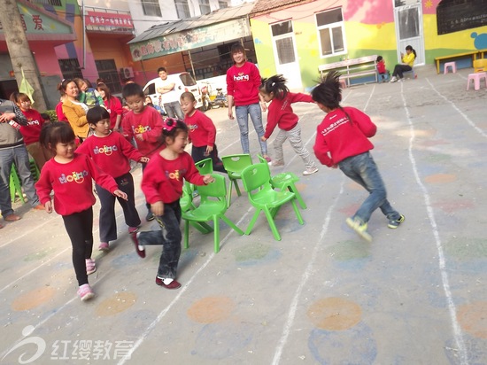 河南臺前紅纓第一幼兒園舉辦親子運動會
