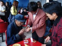 中秋節(jié)馬玉林幼兒園到敬老院慰問。