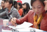 評委認真聆聽并根據實際表現(xiàn)打分。