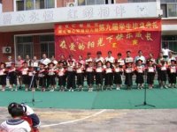 孩子們跟媽媽一起展示自己的畢業(yè)證和畢業(yè)照